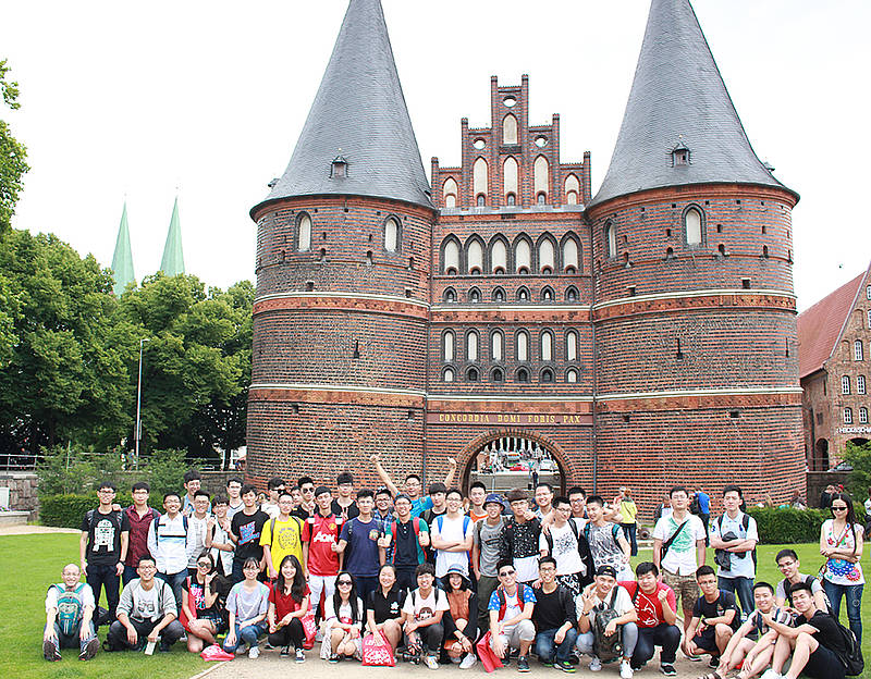 说明: csm_summerschool_holstentor_web_5b0e4b6dca.jpg